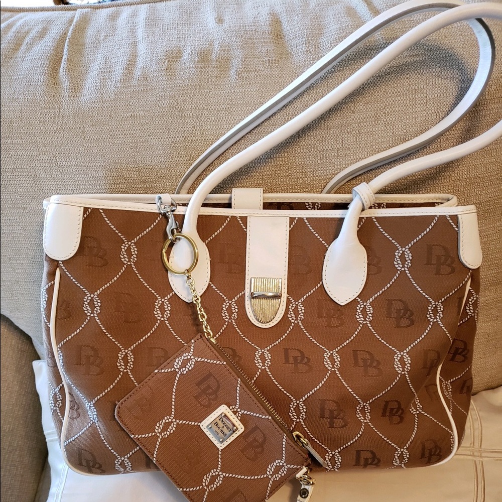 Dooney &Bourke
